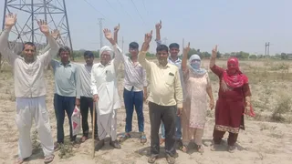 मुआवजा नहीं मिलने पर विरोध जताते ग्रामीण। सौ. ग्रामीण