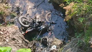 थल-पिथौरागढ़ मोटर मार्ग में 100 मीटर नीचे गहरी खाई में गिरी बाइक।