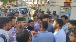 पौड़ी में बमठी गांव में गुलदार के महिला पर झपटने की घटना के बाद प्रदर्शन करते ग्रामीण। जागरण