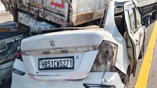 आजमगढ़ पूर्वांचल एक्सप्रेस-वे पर भीषण हादसा, बिहार के एक ही परिवार के पांच की मौत।