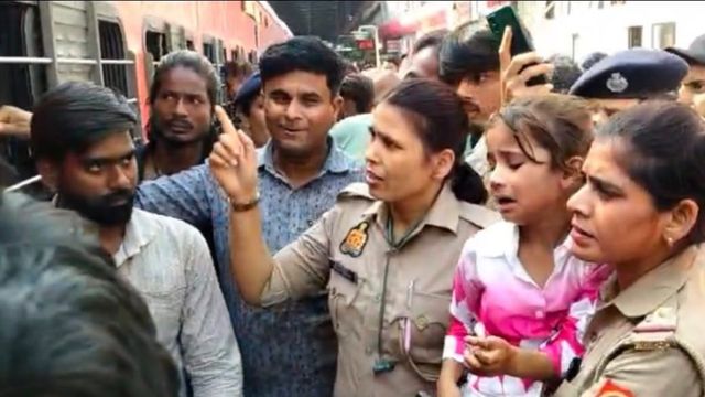 मां चलाती रही फोन, स्टेशन पर उतर गई मासूम; अलीगढ़ जंक्शन पर रोती बच्ची के लिए 10 मिनट तक रोकनी पड़ी ट्रेन
