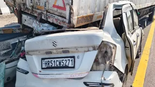 आजमगढ़ पूर्वांचल एक्सप्रेस-वे पर भीषण हादसा, कार कंटेनर से टकराई, दंपती समेत पांच की मौत।