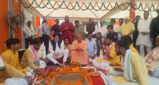 पूजन करते हुए मुख्यमंत्री योगी आदित्यनाथ तथा केंद्रीय मंत्री। जागरण