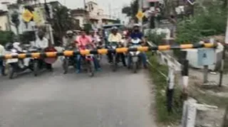 फाटक पर रोजाना लगता है घंटों जाम। लोग होते हैं परेशान।