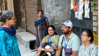 लक्ष्मी नगर विधानसभा में मकानों का मैपिंग करते बीएलओ शिक्षक रवि कुमार और सीमा पाठक। जागरण