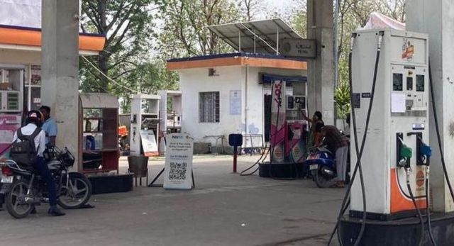 कुशीनगर में गहराया ईंधन संकट, पेट्रोल-डीजल के साथ रसोई गैस की भी किल्लत
