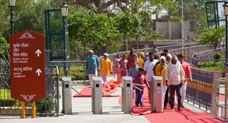 सप्तर्षि मंदिरों का दर्शन करने के बाद रामजन्मभूमि परिसर के कुबेर टीले की ओर जाते श्रद्धालु। सौ. ट्रस्ट