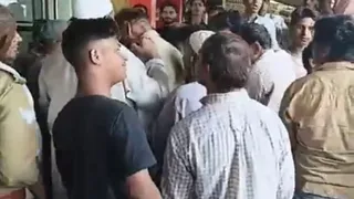 किरतपुर में हंगामा करते लोग। वीडियो ग्रैब