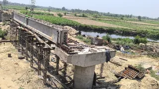 बरनावा के पास हिंडन नदी पर हो रहा नए पुल का निर्माण। जागरण