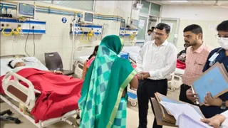 प्रयागराज के एसआरएन अस्पताल के निरीक्षण के दौरान मरीज व तीमारदाराें से बातचीत करते एडीएम आपूर्ति विजय शर्मा। सौजन्य: सूचना विभाग