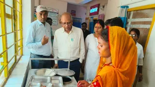 निरीक्षण करते अधिकारी। फोटो जागरण
