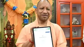 मुख्यमंत्री योगी आदित्यनाथ ने भरा डिजिटल स्वगणना प्रपत्र।