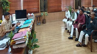 उपायुक्त आदित्य रंजन से मिलकर सीओ पर कार्रवाई की मांग करते कांग्रेस नेता। (फोटो जागरण)
