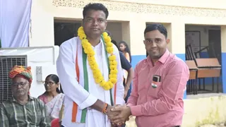 आरोपी दिनेश बिवाल (बाएं) ।