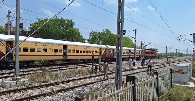 हमीरपुर में ट्रेन रोककर चालक ने रेलवे ट्रैक पर लेटे युवक को हटाया, दोबारा चलने पर कूदने से कटा पैर का पंजा
