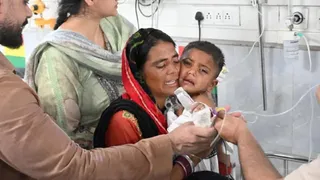 बोरवेल से सुरक्षित निकाले गए गुरकरन सिंह उर्फ वंश अपनी मां के साथ।