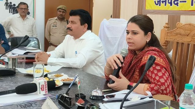 सभी अधिकारी सप्ताह में एक दिन 'नो व्हीकल डे' मनाएं, बिजनौर डीएम जसजीत कौर का निर्देश
