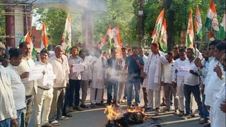 प्रदर्शन करते झारखंड कांग्रेस के नेता। फोटो जागरण