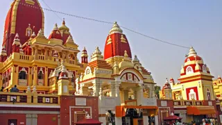 कालकाजी मंदिर में महिला से मारपीट। (सौ- इंटरनेट मीडिया)