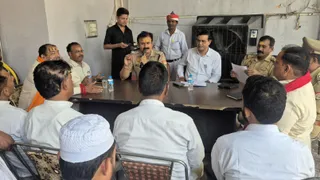 पीस कमेटी की बैठक में मौजूद एसडीएम सुशील कुमार सिंह, सीओ अनिल कुमार सिंह, थाना प्रभारी भगवत गुर्जर व स्थानीय लोग। फोटो जागरण