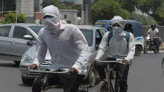 Prayagraj Heatwave Alert प्रयागराज के सिविल लाइंस में भीषण गर्मी व तेज घूप से बचने के लिए शरीर को ढंककर जाते लोग। जागरण