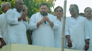 मोतिहारी में कार्यक्रम में बोलते तेजस्वी यादव। जागरण
