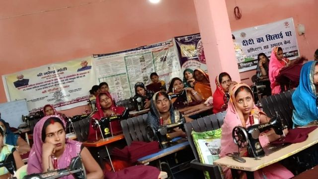 पश्चिमी चंपारण में जीविका दीदियों के हाथों सिली ड्रेस पहनेंगे नौनिहाल, आंगनबाड़ी केंद्रों को मिलेगी नई यूनिफॉर्म
