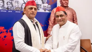 हाजी जियाउद्दीन अंसारी अखिलेश यादव के साथ।