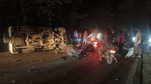 पोटका में अनियंत्रित बोलेरो पलटी, चार मवेशियों की मौत; आदित्यपुर में सड़क हादसे में युवक की गई जान
