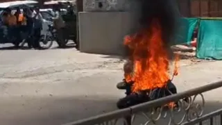आग की लपटों में इलेक्ट्रिक स्कूटी।