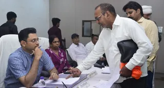 जौनपुर : कलेक्ट्रेट प्रेक्षागृह में आयोजित संपूर्ण समाधान दिवस पर समस्या सुनते जिलाधिकारी सैमुअल पाल एन साथ में डीडीओ मीनाक्षी देवी व अन्य अधिकारी। जागरण
