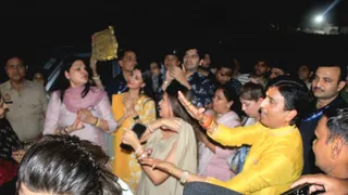 वृंदावन में नाम संकीर्तन में शामिल हुए डॉक्टर कुमार विश्वास।
