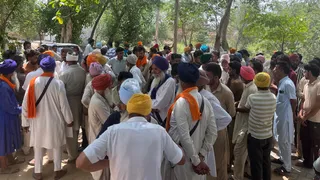 इंसाफ के लिए थाने के बाहर एकत्रित लोग।