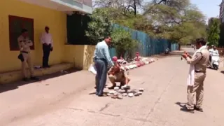 घटनास्थल पर पड़ताल करती पुलिस (वीडियो ग्रैब)