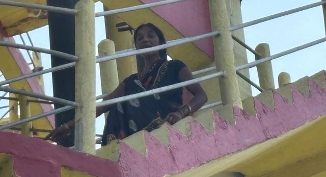 जब सिस्टम नहीं सुना, तो टंकी पर चढ़ी पत्नी; सिद्धार्थनगर पुलिस ने घुटने टेके, आरोपी सलाखों के पीछे
