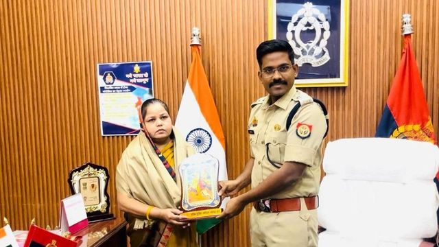 मुक्का मारा-नाली में गिराया और घसीटा, फिर भी बैग नहीं छोड़ा; बदमाशों को हराने वाली अनीता का एटा SSP ने किया सम्मान