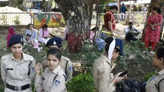 भोपाल में सीएम हाउस के बाहर बैठे मृतका ट्विशा के परिजन।