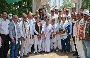 कलेक्ट्रेट स्थित गांधी प्रतिमा के सामने प्रदर्शन करते कांग्रेसी। जागरण