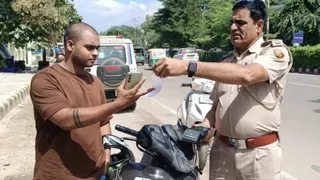 गलत दिशा में ड्राइविंग करने पर कटे हजारों चालान।