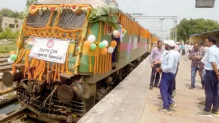 पश्चिम चंपारण के नरकटियागंज में मेमू सवारी गाड़ी। जागरण