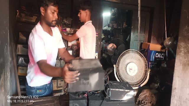 गोमो में इलेक्ट्रॉनिक दुकान में भीषण आग, लाखों का सामान जलकर खाक
