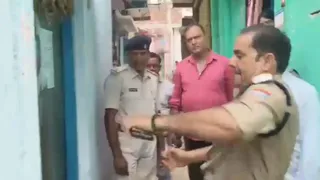 गैंग्स्टर विक्रम शर्मा हत्याकांड में छतीसगढ़ के बदमाश आकाश कुमार के घर की कुर्की करती दून पुलिस। पुलिस