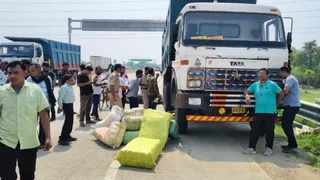 जीटी रोड गोपालपुर में गांजा बरामद करती पुलिस और स्थानीय भीड़। (जागरण)