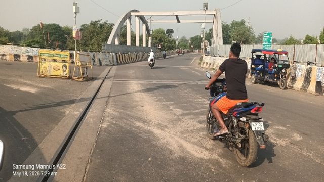 गोमो ओवरब्रिज पर अवैध बालू ढुलाई बनी जानलेवा, राहगीर हो रहे दुर्घटना का शिकार
