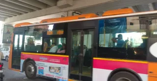 यात्रियों को लेकर रावतपुर की ओर जा रही ई-बस। जागरण