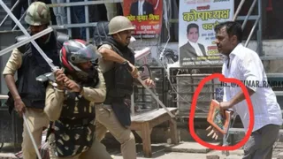 पुलिस की कार्रवाई के दौरान हाथ में रामचरितमानस लिए एक वकील की तस्वीर सोशल मीडिया पर वायरल
