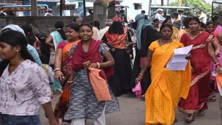 धनबाद अंचल कार्यालय में मुख्यमंत्री मंईयां सम्मान योजना का सत्यापन फार्म जमा कराने जाती महिलाएं। (फोटोः अमित सिन्हा)