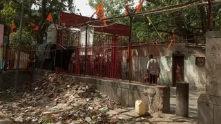 रेलिंग में करंट दौड़ने से एक युवक की मौत।