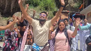यमुनोत्री के पैदल मार्ग पर भजन-कीर्तन व नृत्य कर यात्रा का आनंद लेते यात्री। जागरण