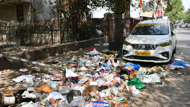 मयूर विहार की जीडी कॉलोनी में बदहाल सड़कें और नाले जाम, स्थानीय निवासियों का जीवन दूभर
